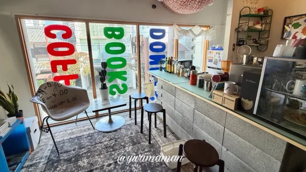 喫茶AFTER HOURSの本やアートに囲まれた店内