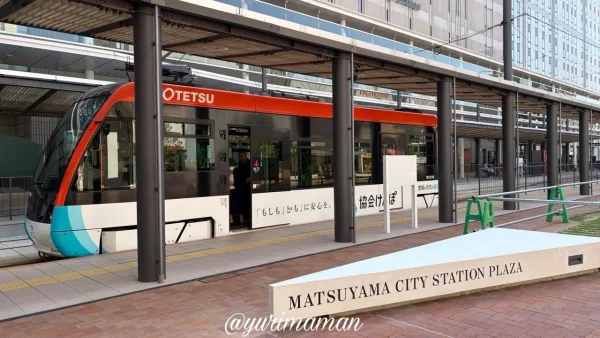 松山市駅前広場のベンチと路面電車