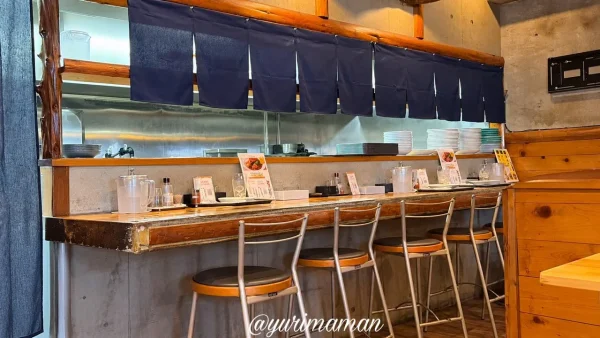 カレーだしっ!松山中央店のカウンター席