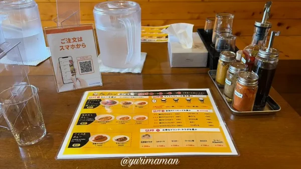 カレーだしっ!松山中央店のテーブル席02