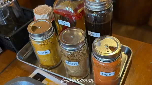 カレーだしっ!松山中央店の卓上調味料