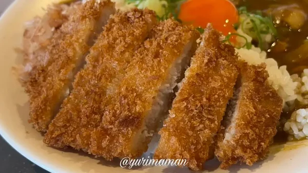月見カレーにトッピングした揚げたてとんかつ