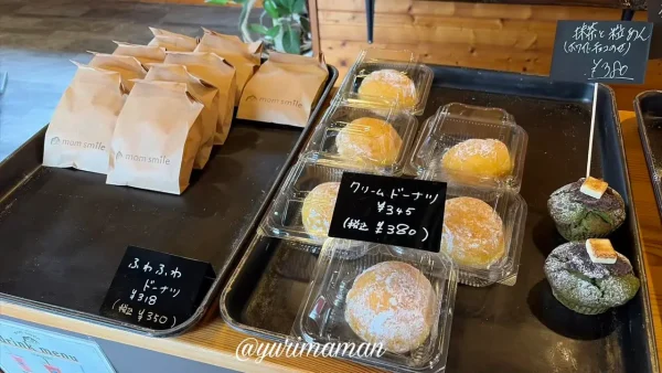 大洲市mom smileの店頭に並ぶふわふわドーナツとクリームドーナツ