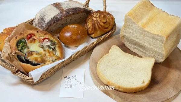 Nie1066で購入したカンパーニュやねこ食パン、彩り野菜のピザ