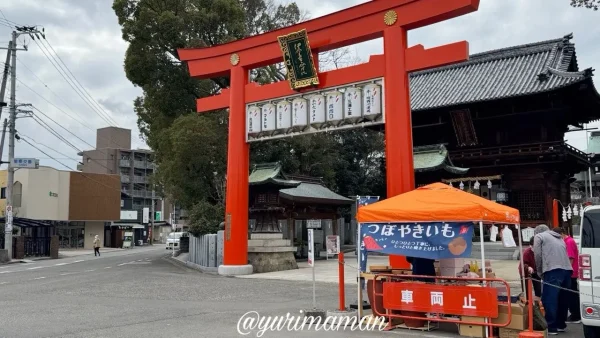 椿神社前でつぼ焼きいもを販売する岡本商店01