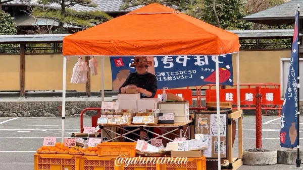 椿神社前でつぼ焼きいもを販売する岡本商店02