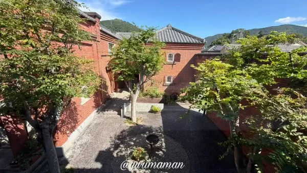 おおず赤煉瓦館の2階カフェスペースからの中庭の眺め