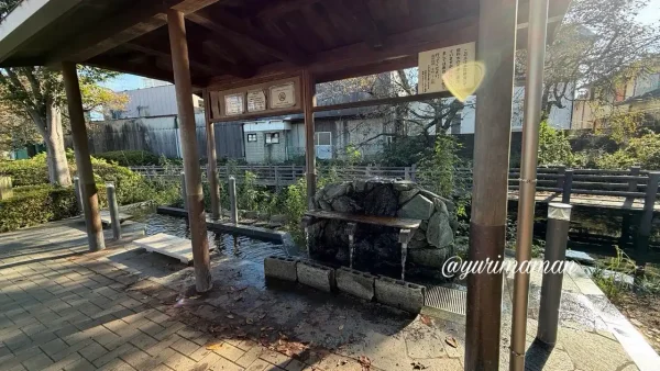西条市のうちぬきの水が流れる水汲み場01
