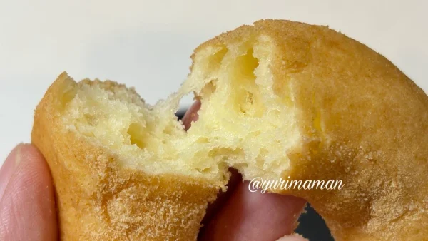 セブンイレブンのもちもち食感どーなつをちぎって食感をチェック