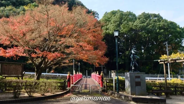 新居浜市の生子橋と製錬夫像を彩る紅葉