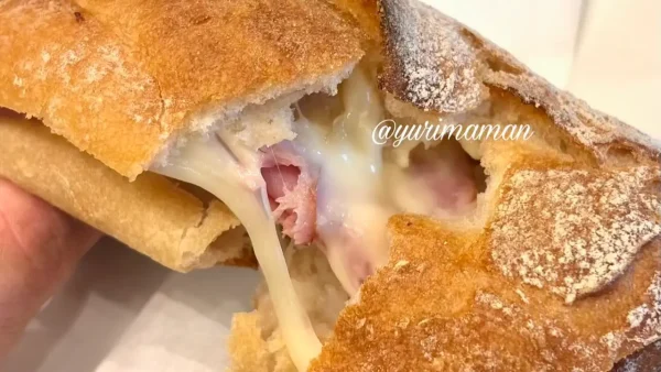 ハム&ゴーダチーズ バゲットサンドのとろけるチーズ