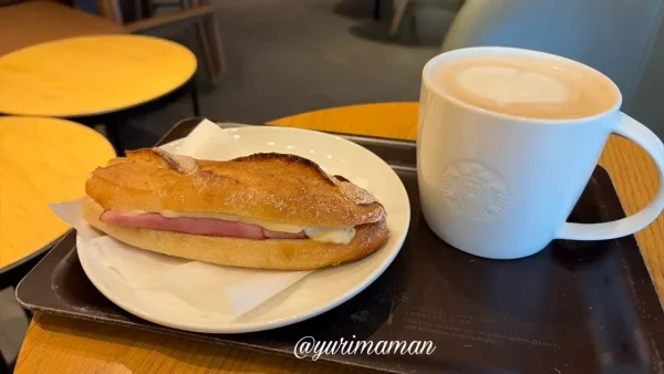 スターバックスのモーニング ハム&ゴーダチーズ バゲットサンドとラテ