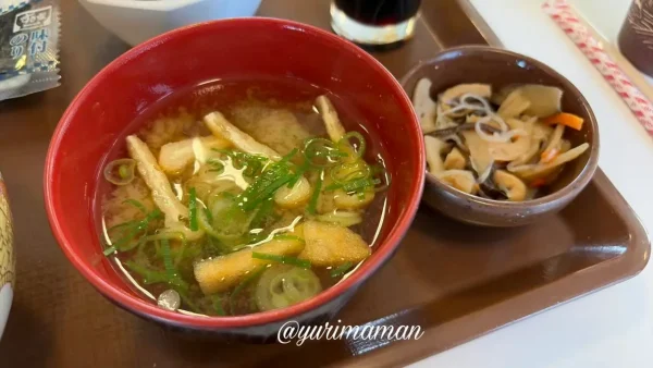 すき家のたまかけ朝食に付くみそ汁と季節の小鉢