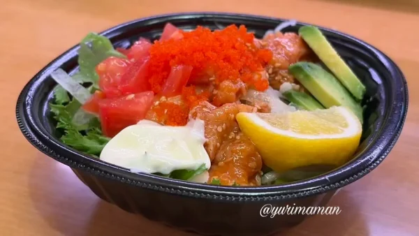 スシロー平日限定ランチのサーモンとアボカドのポキ丼