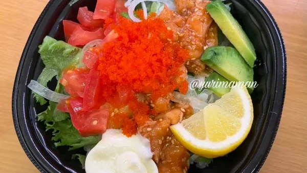 スシロー平日限定ランチのサーモンとアボカドのポキ丼02