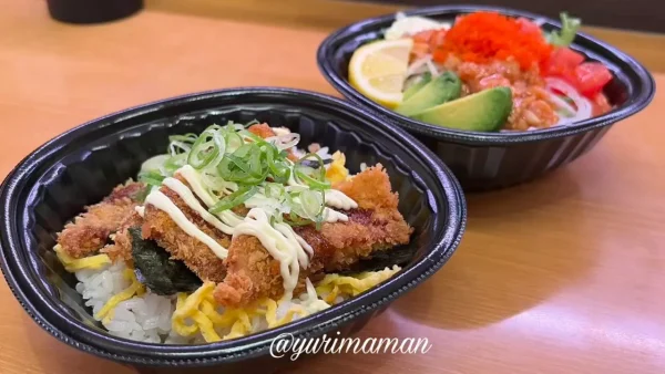 スシロー平日限定ランチのまぐろカツ丼とサーモンとアボカドのポキ丼