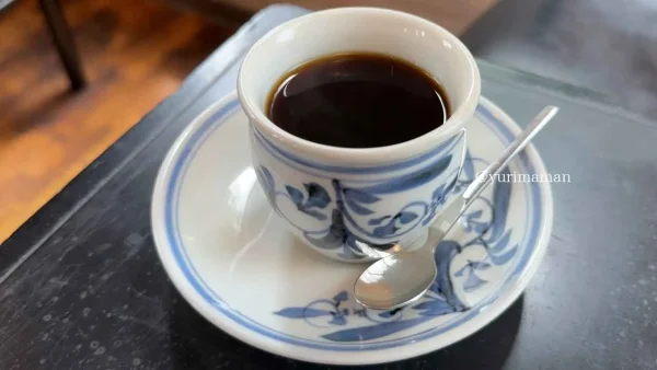 砥部町のカフェで使われている砥部焼のコーヒーカップ