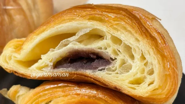 薄墨羊羹のあんこ入りクロワッサンの断面