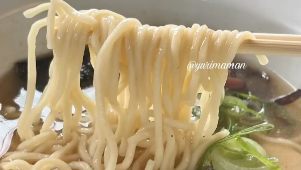 川島五郎 東温店のやすまるラーメンの麺