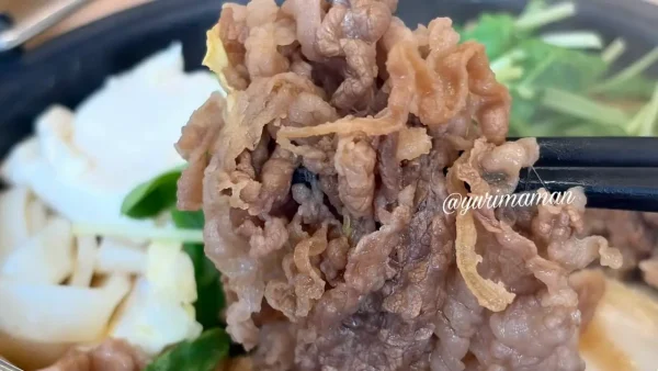 吉野家の牛すき鍋膳の甘辛い割下が染みた牛肉