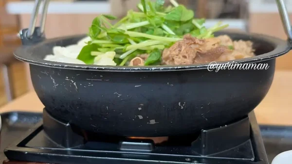 吉野家の牛すき鍋膳を火にかけて楽しむ一人鍋