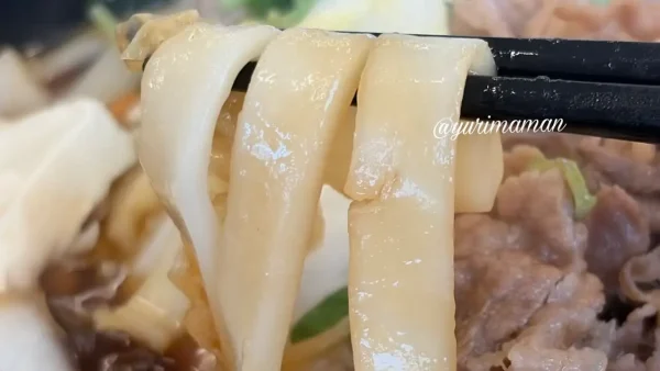 吉野家の牛すき鍋膳に入った平たい煮込みうどん